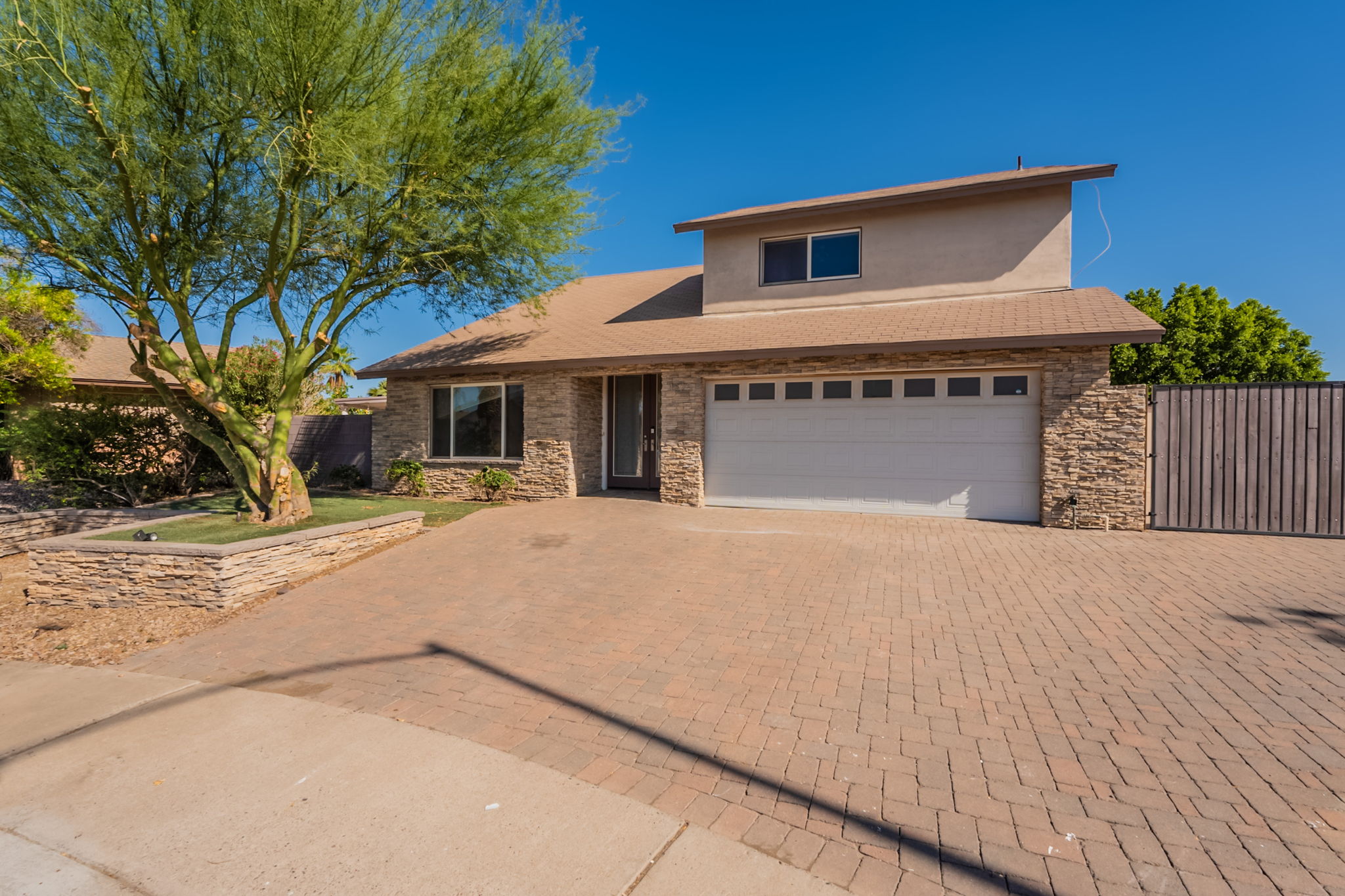 1325 W Lobo Ave